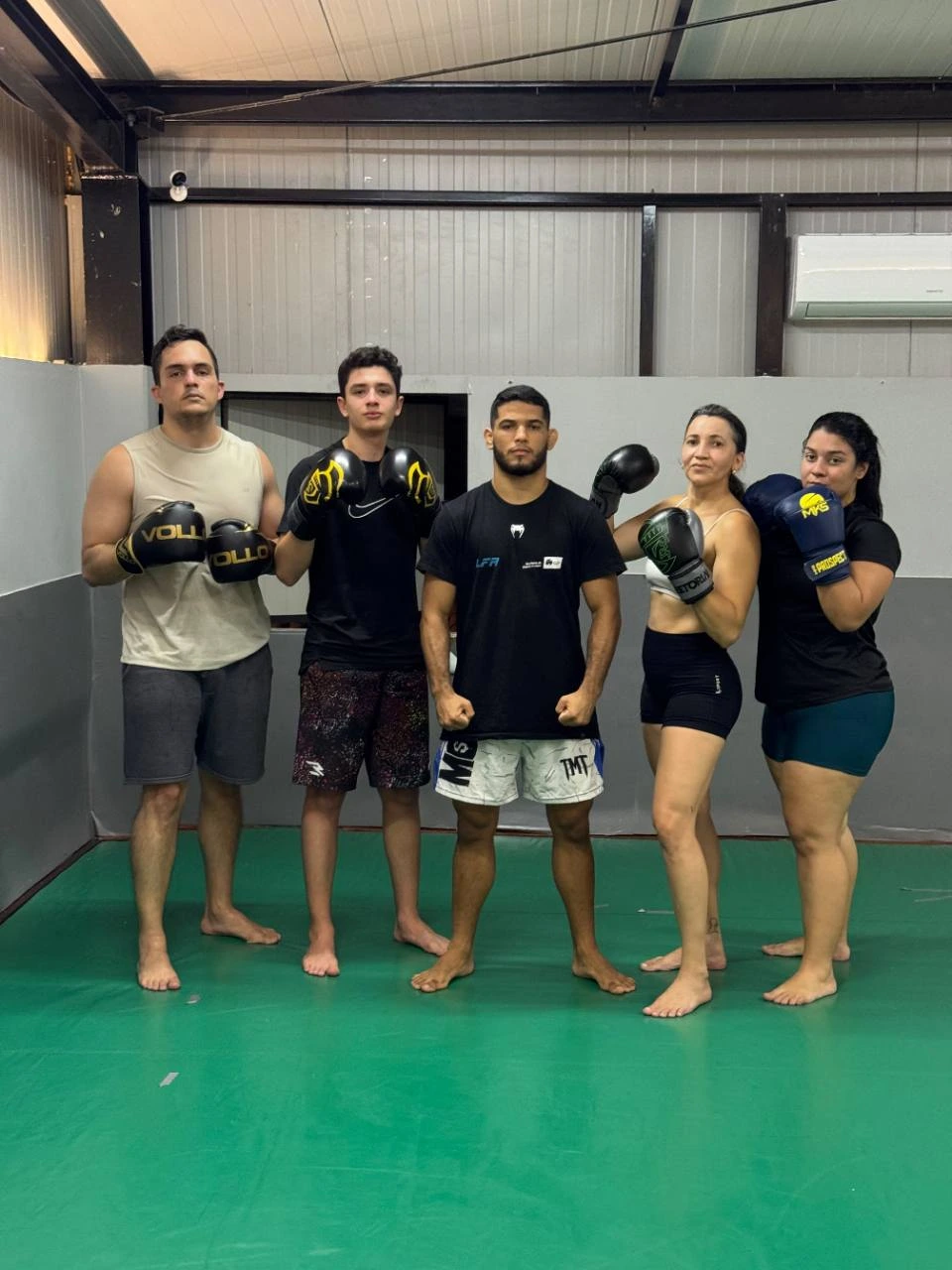 Turma adulta de Boxe reunida no espaço de lutas da Del Sol Academia