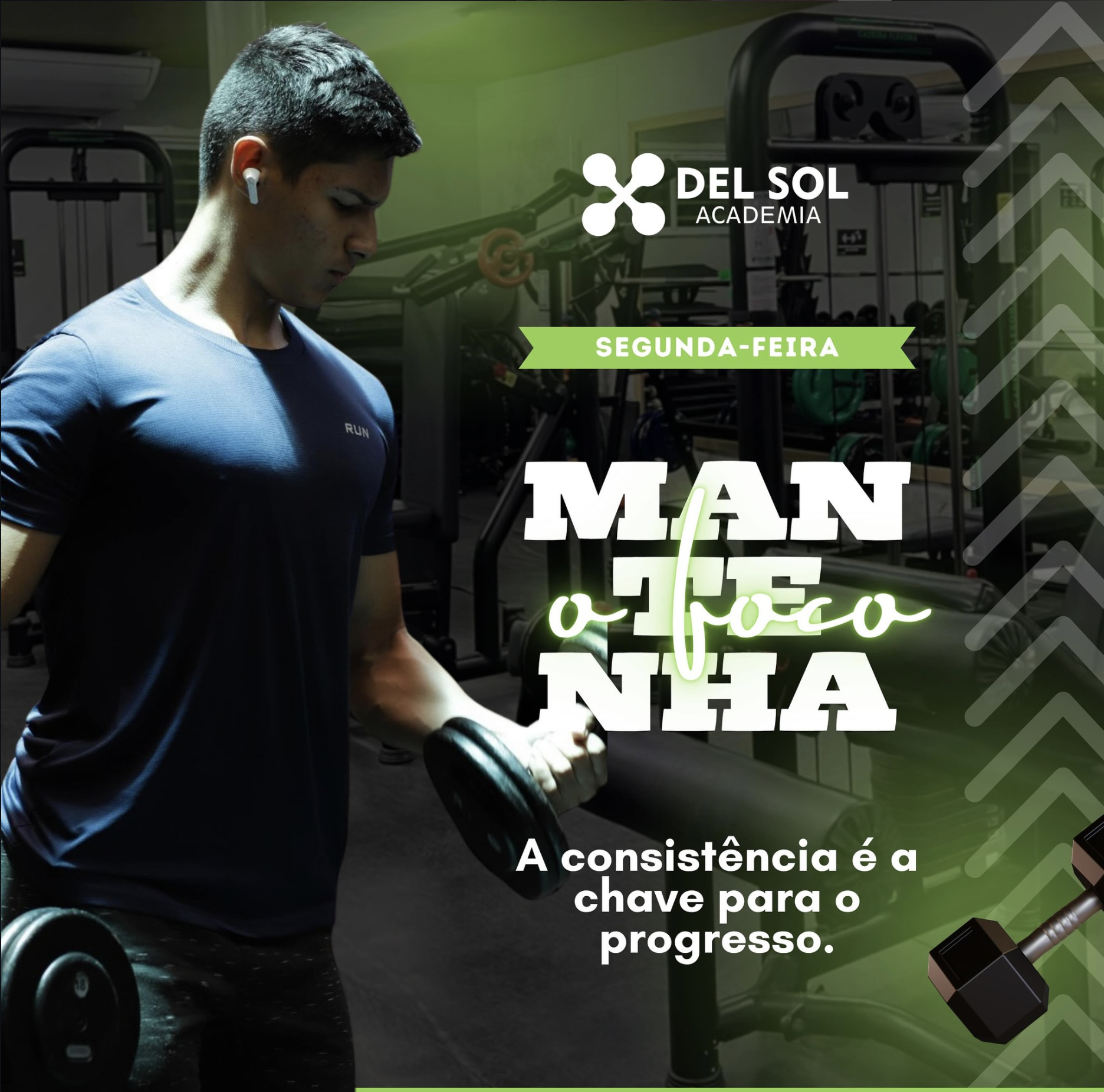 Aluno da Del Sol Academia treinando musculação com camiseta azul