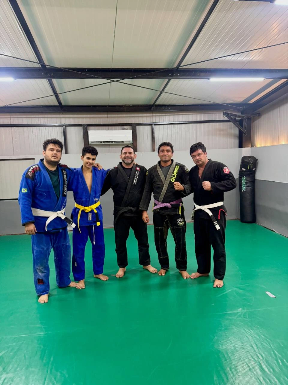 Turma de Jiu-Jitsu da Del Sol Academia reunida no tatame