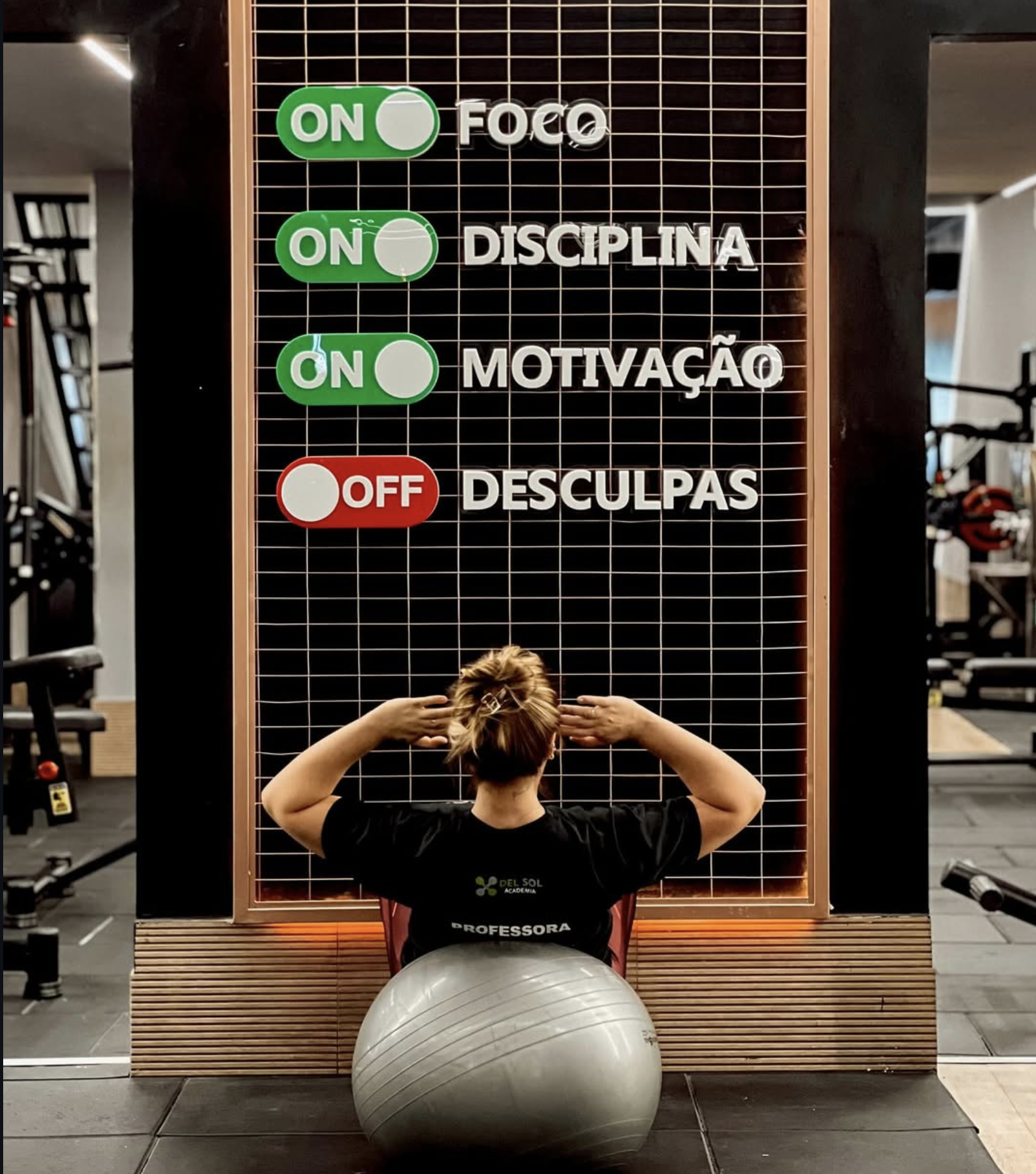 Aluna diante do quadro de foco, disciplina e motivação da Del Sol Academia