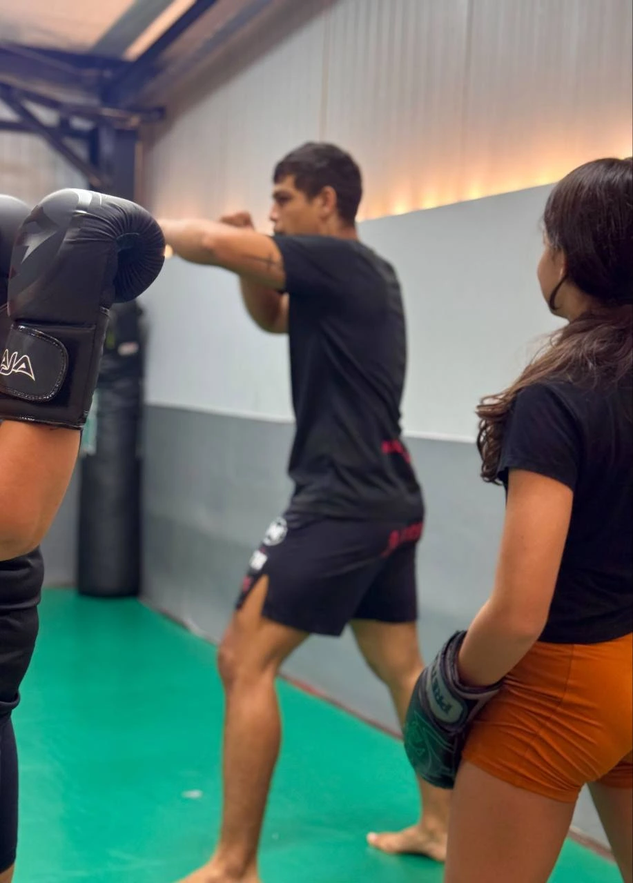 Alunos da Del Sol Academia treinando Muay Thai no espaço de lutas