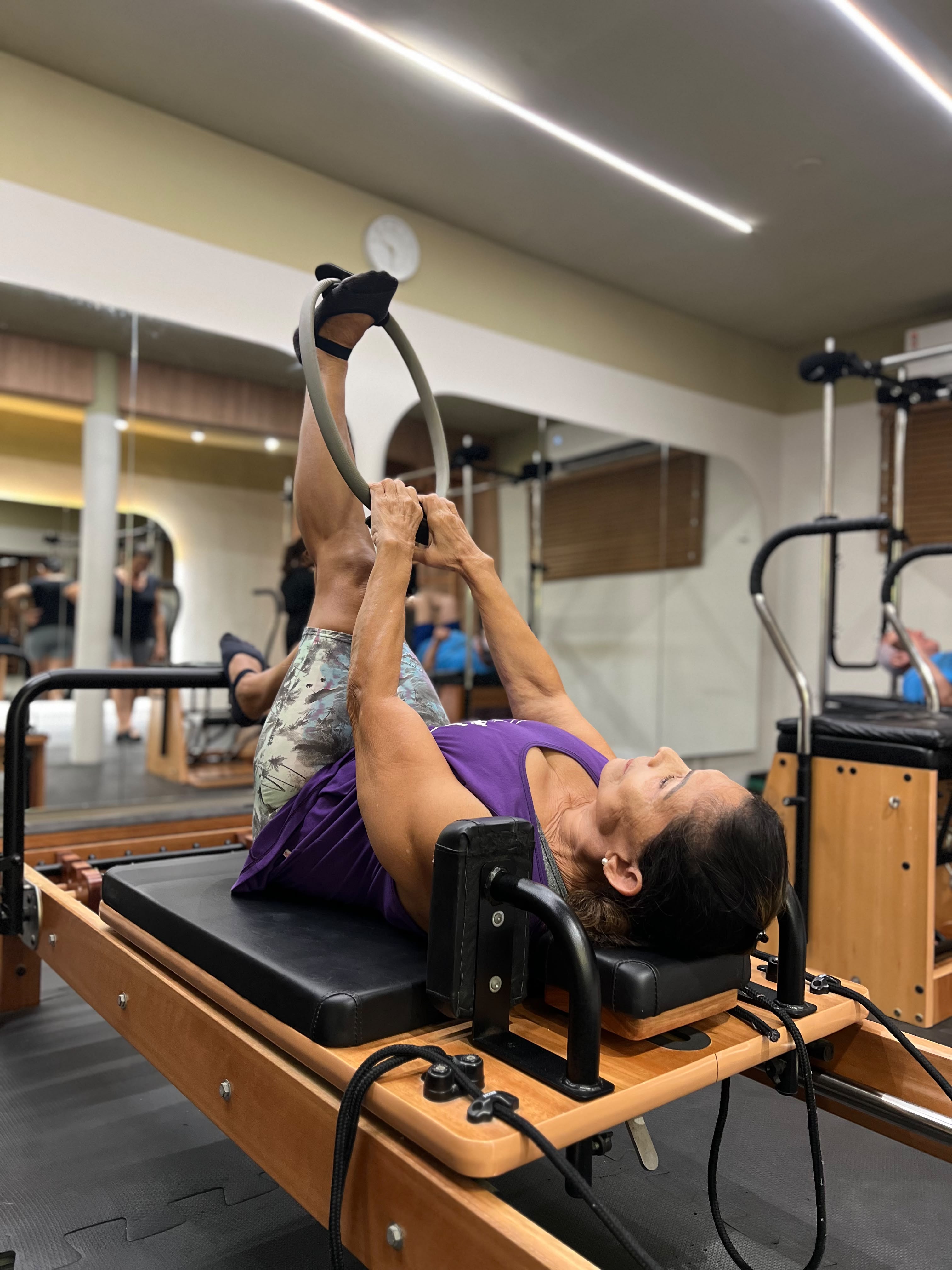 Aluna praticando Pilates em um aparelho da Del Sol Academia