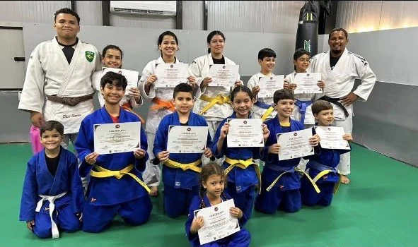 Crianças da turma de Judô infantil da Del Sol Academia recebendo certificados